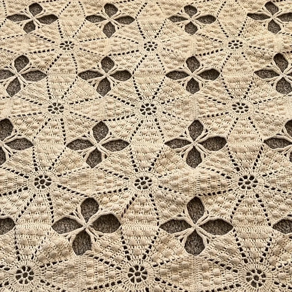 Beautiful Vintage Hand Crocheted Coverlet Tablecloth Throw 72”x86” Cream Color